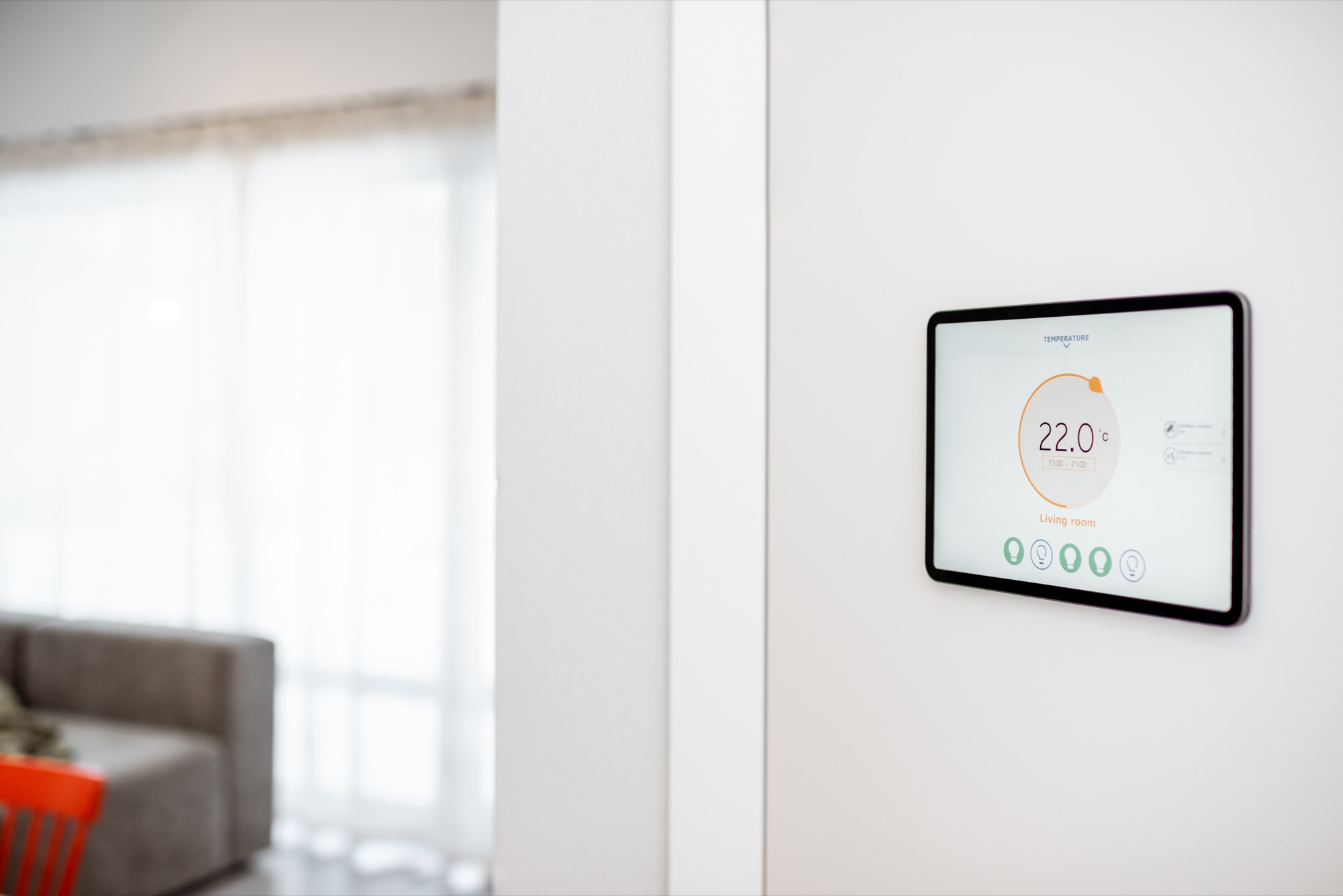 Wandpanel einer Gebäudesteuerung mit Temperatur- und Lichtanzeige