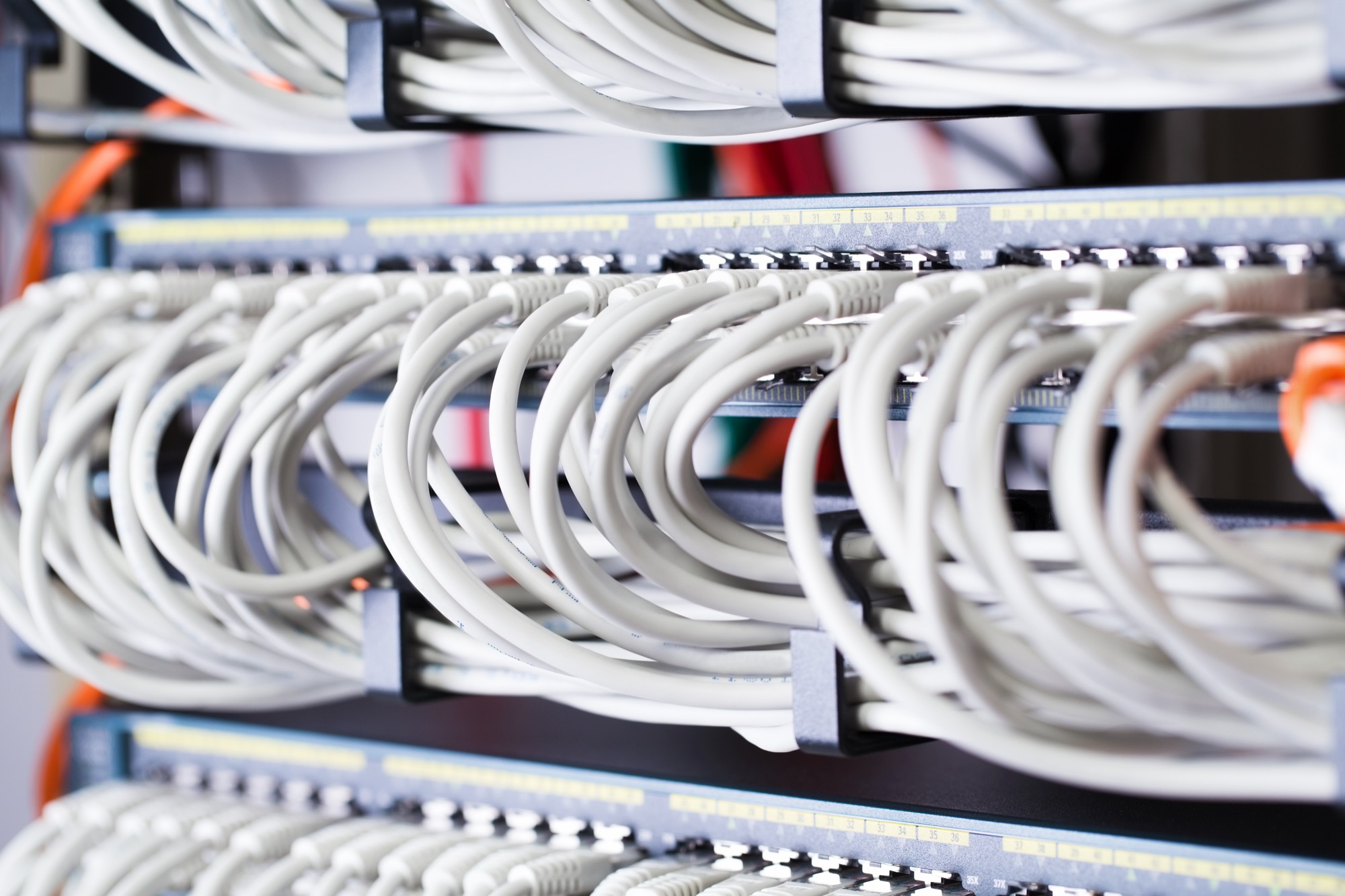 Strukturierte Netzwerkverkabelung im Serverschrank